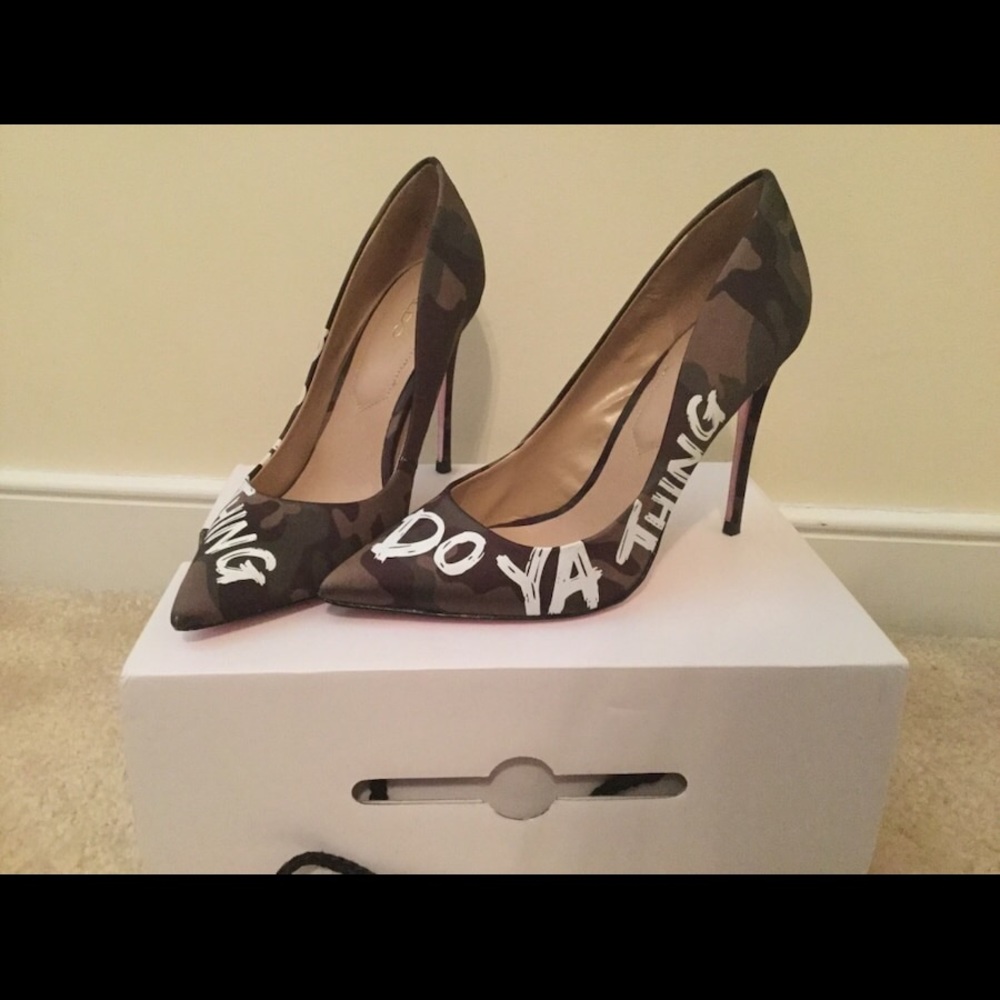“do ya thing” camo almomd toe stilettos
